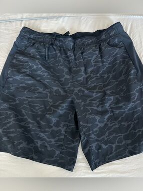 Black camo skora shorts